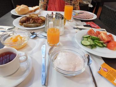 朝食のバイキングです。種類はさほど多くありませんが十分です。