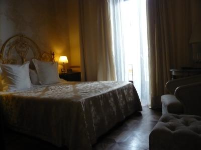 窓側に面した通りは夜中まで賑やかだった