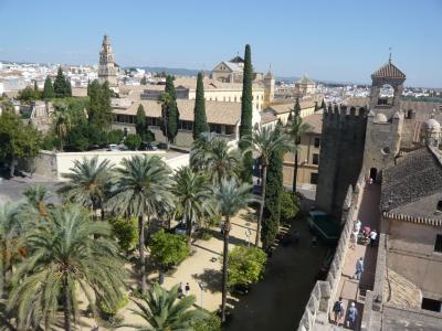 塔からの眺望と庭園が美しい