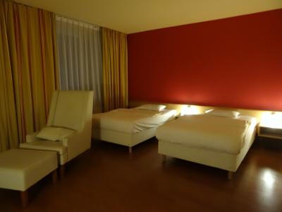 窓のカーテンを開けると、中央駅の時計が真ん前です