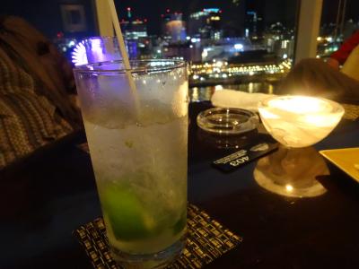 夜景の綺麗なホテルのバー