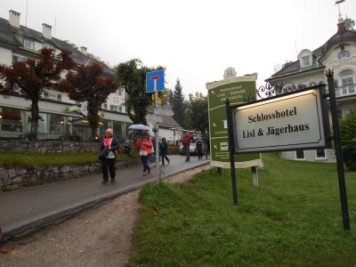 ホテルの前は城から降りてきた人が多く歩いている。