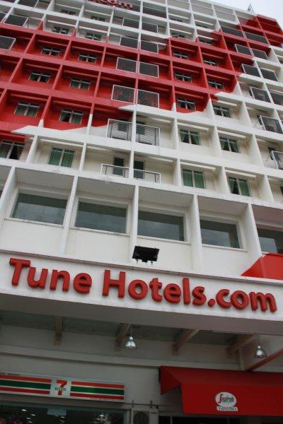 1階はセブンイレブン、フロントは2階