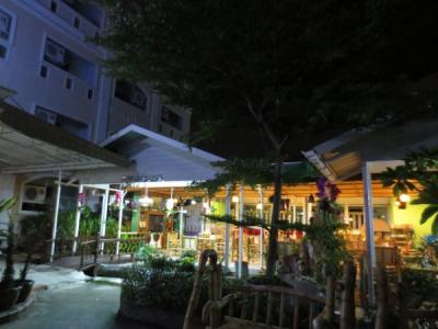 エントランス前のレストラン