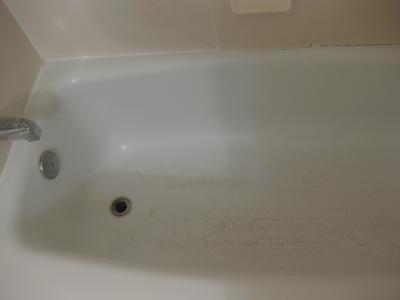 塗装の剥げた客室の浴槽