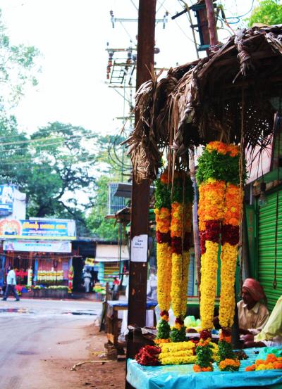 ミナクシ寺院への捧げ物か、花飾りを売るお店も多いです。