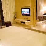 部屋はモダンで広い