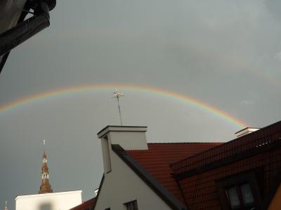 雨上がりの虹が窓からみえた