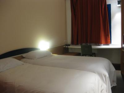 超！狭い客室。でも、機能的できれい。