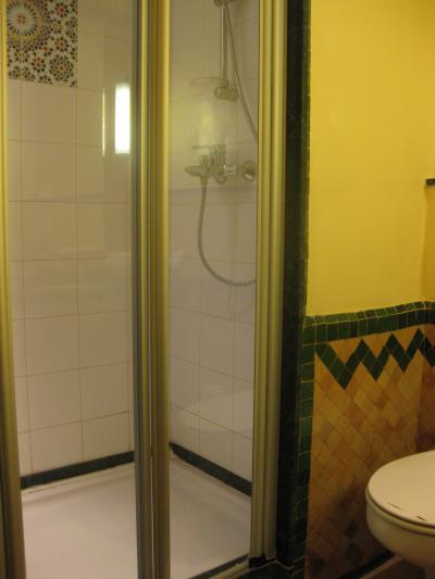 バスルームは、シャワーブースと便座だけ。バスタブはないです。