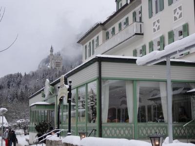 シュバンガウ城見えるレストラン後方にノイシュヴァンシュタイン