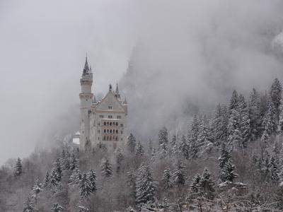 ホテルの前から見上げるとノイシュヴァンシュタイン城