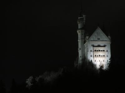 夜はライトアップされ