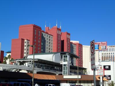 とても綺麗です。手前に見えているのがモノレールです。