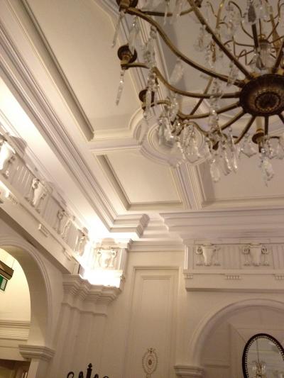 ウェイティングバーの天井