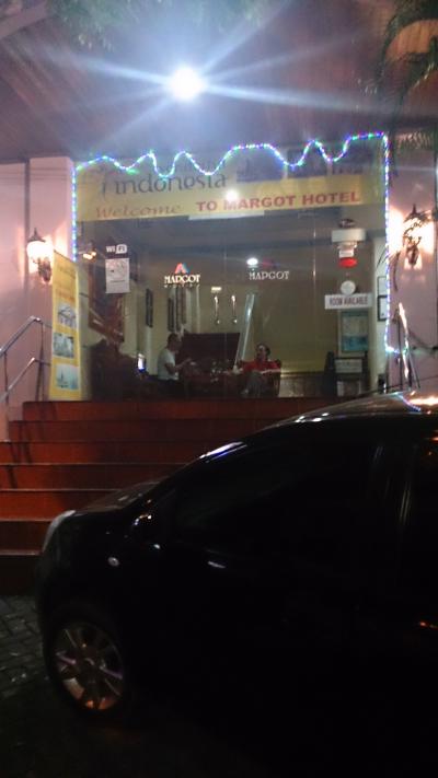 ホテルの入り口。ジャランジャクサから少し脇道に入ったとこです