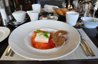 朝食はヨーロピアンスタイルでスモークド・サーモン。