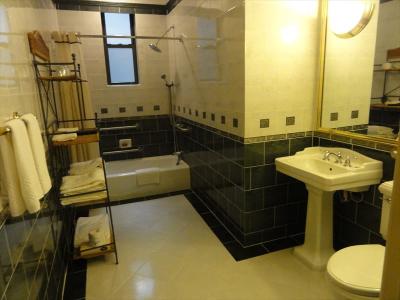 清潔なバスルーム・バスタブはクイーン以上の部屋に有