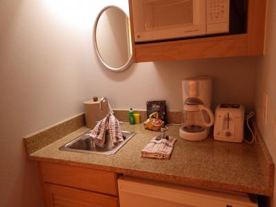 小さなシンク、電子レンジ、コーヒーメーカー、トースター、冷蔵