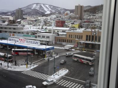 小さい駅ですが人は多いです。