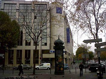 駅出たらすぐですよ〜！！