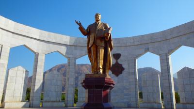 ニヤゾフ前大統領の金色の像。もっとも台座の一部は壊れていた。
