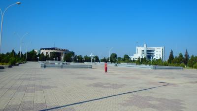 ニヤゾフ像前からホテルを遠望（左手奥の建物がホテル）