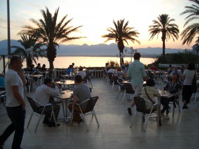 屋内・屋外半分づつの大きなレストラン夕も朝もブッフェです。