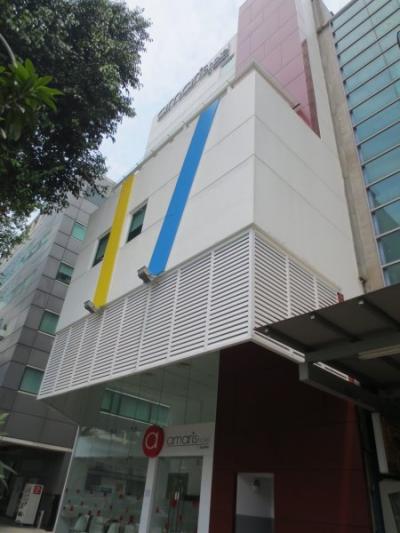 カラフルな色合いのアクセントがある外観