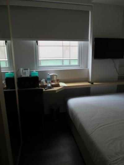 狭いながらも清潔感のある室内