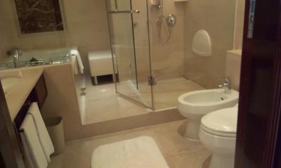 奥右側のシャワーブースの左側に広く深いバスタブ