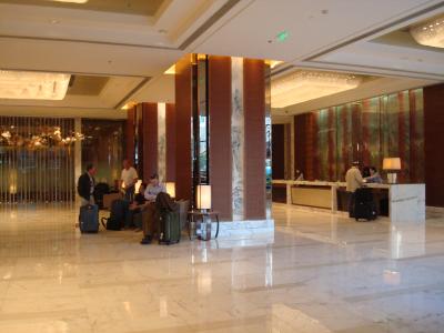 ロビーはそれほど広くないもののやはり高級感十分