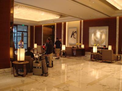 奥にはレストラン・バー・サンドイッチ店等あり