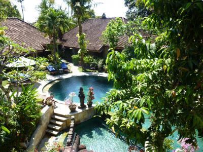 ２Fの部屋からプールを見下ろす