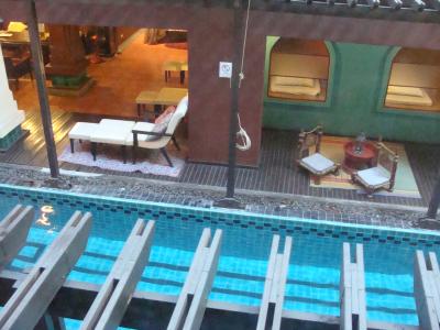 中央には小さなプールもある