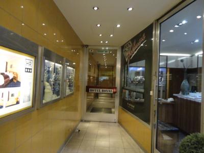 奥のドアー開けると、エレベーターがあります。フロントは２階。