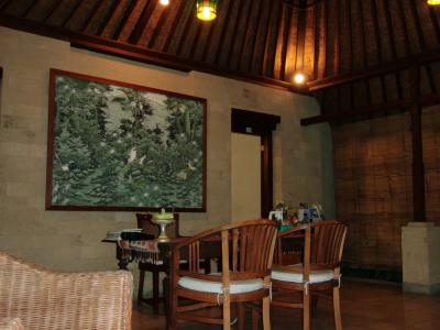 こじんまりとしたフロント