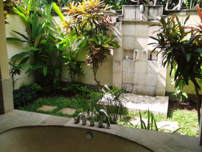 手前がバスタブ（シャワーつき）、奥が固定式シャワー