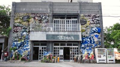 道路沿いに大きなシーサーが