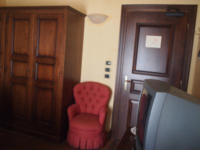 クラシックな家具が部屋に調和しています