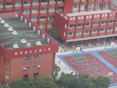 すぐそこに学校もあります