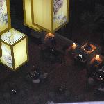 暗い感じの吹き抜けになったロビー