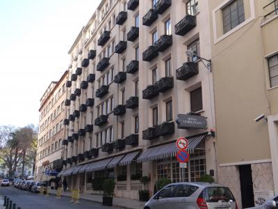 静かな場所に建っています。