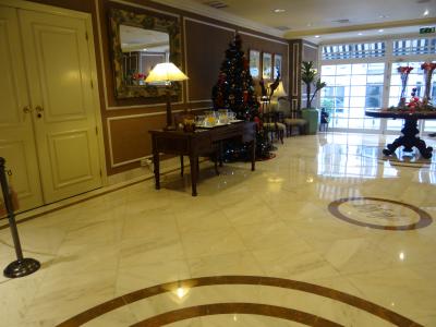 明るいロビー。