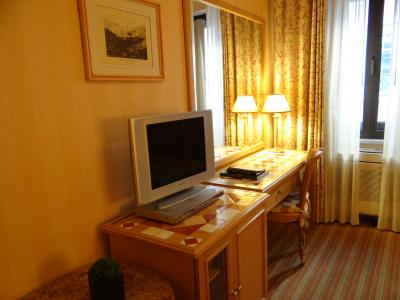 ＪＳＴＶで日本の番組が見られます。（ほとんどＮＨＫ）