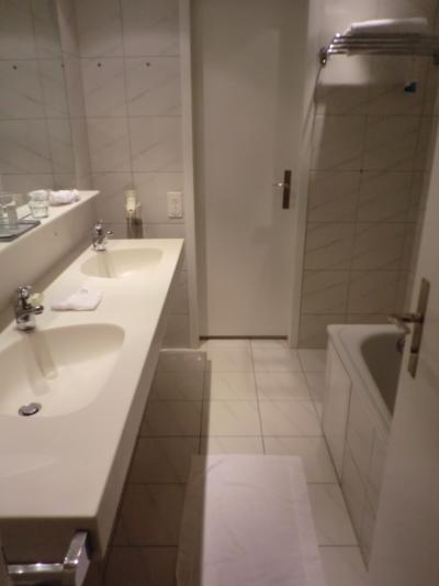 トイレに扉、バスタブ狭い