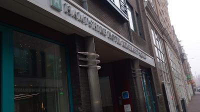 反対側に位置している、ホテル ニューハンプシャー側