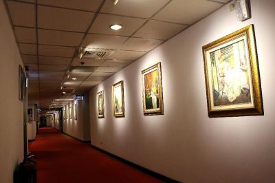 やたらたくさん廊下に飾られた西洋絵画。