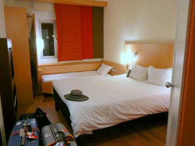 3人部屋を広く使いました。