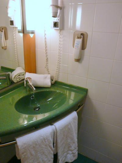 ドライヤー、液体せっけんは固定。